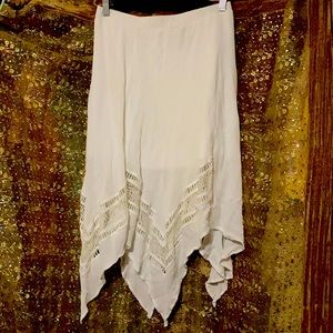 White angled hem lace embellished skirt size med
